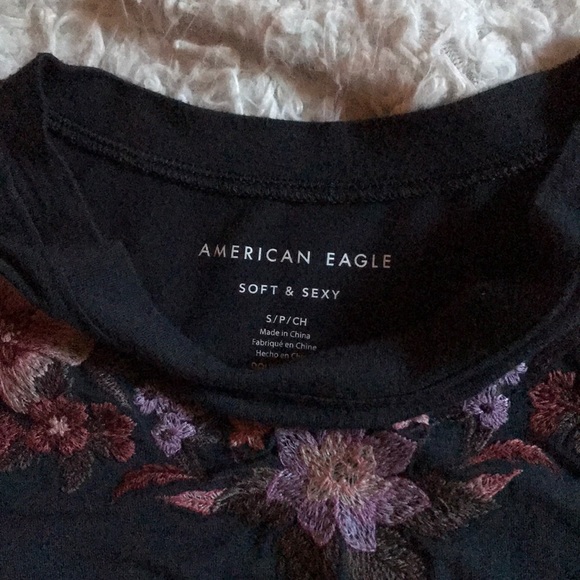 Soft t-shirt with flower detailing. - Picture 2 of 3